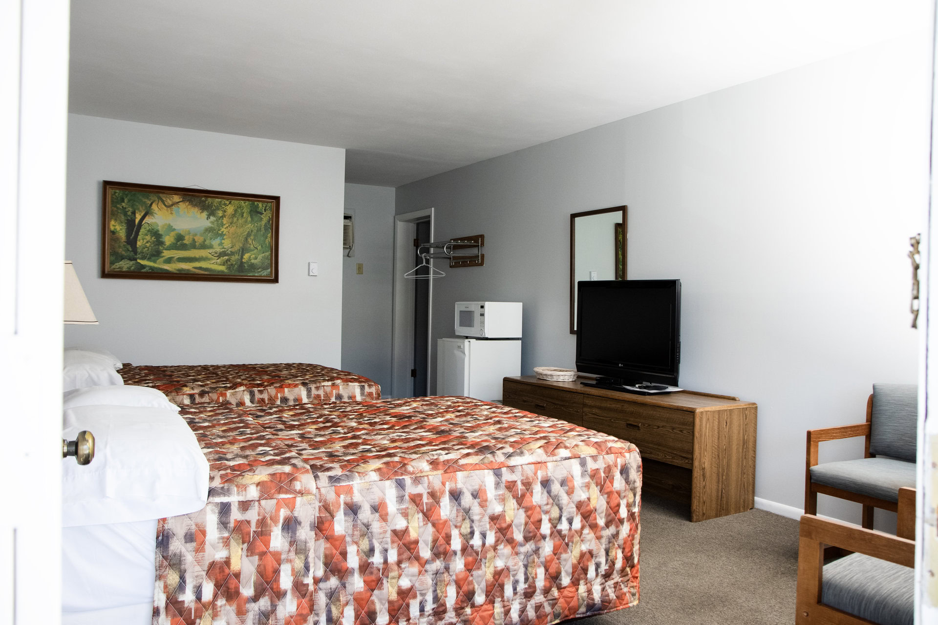 Starlite Motel Eclipse Room - view from beds onto TV