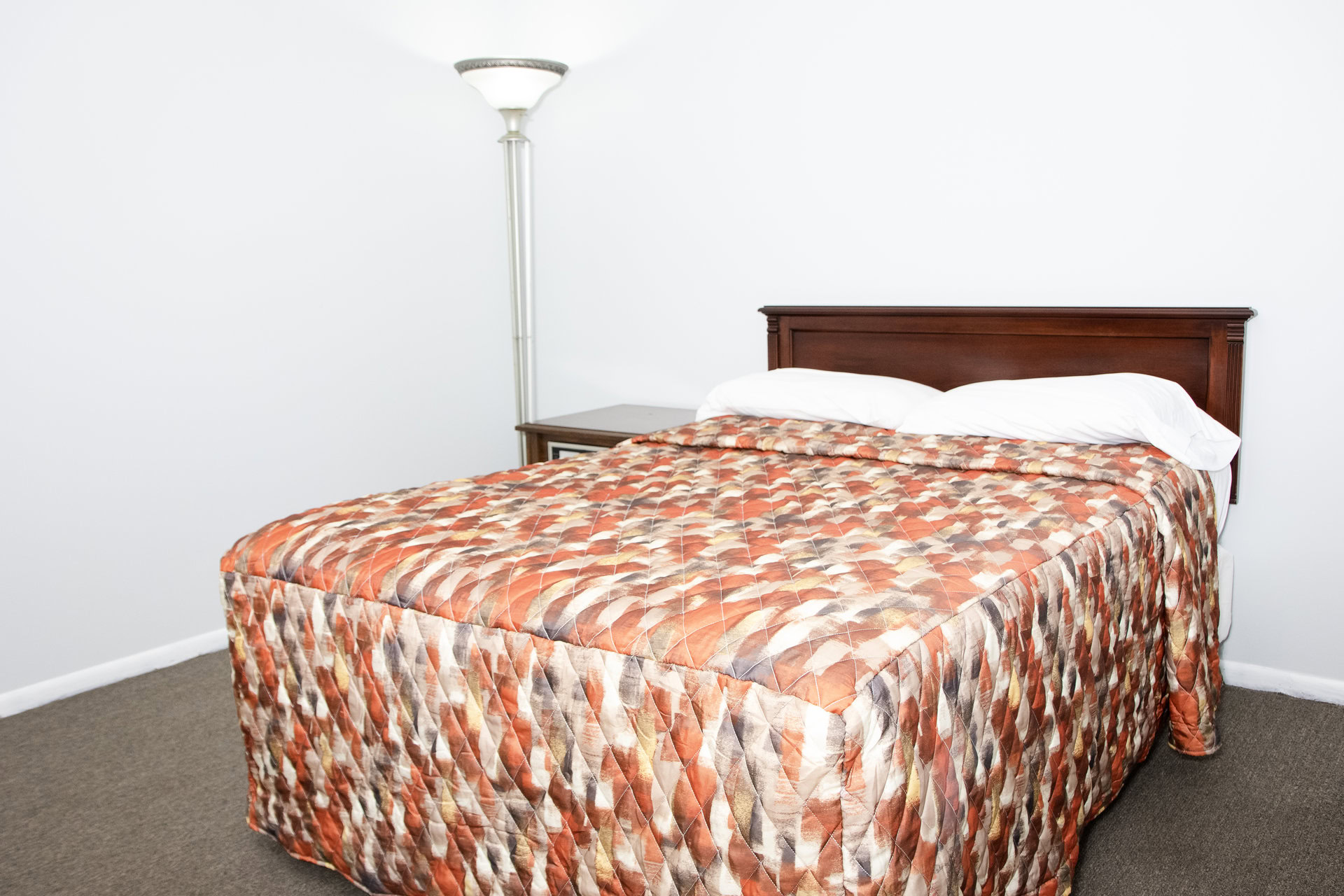 Starlite Motel Eclipse Room - view from beds onto TV